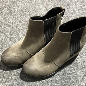 Sorel Women’s wedge boots, gray, size 8